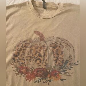 Adorable short sleeve t-shirt with fall print